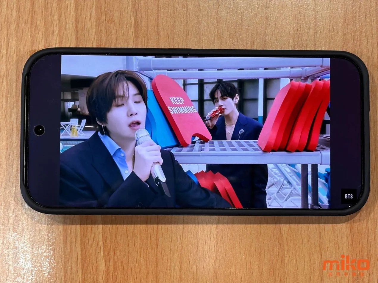 vivo V70 採用 OLED 螢幕面板，亮度彩度高